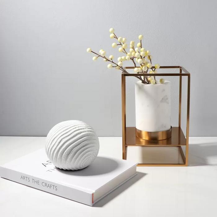 Resin Striped Spherical Table Decoration